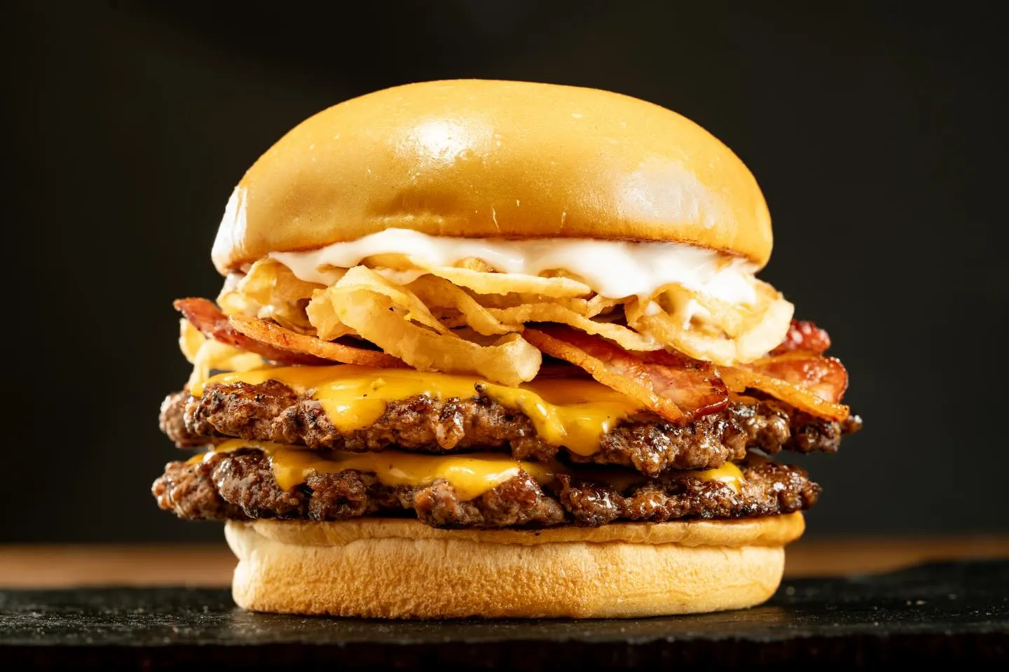 Hamburguesa doble Weiss con doble medallón smash, cheddar, bacon crocante y cebolla crispy